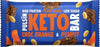 Pulsin KETO Proteiinipatukka Appelsiinisuklaa & Maapähkinä; sininen Pulsin Keto Bar -kääre tekstillä "High Protein", "Plant Based" ja "Low Sugar", maku Choc Orange & Peanut; pakkaus mattapintainen pyöristetyin päin, kuvia suklaapaloista, appelsiinin kuorista ja maapähkinöistä; teksti lihavoitu ja suuraakkosin valkoisena tai tummanruskeana; tuote vaaleaa taustaa vasten, ei ihmisiä tai muita esineitä kuvassa.