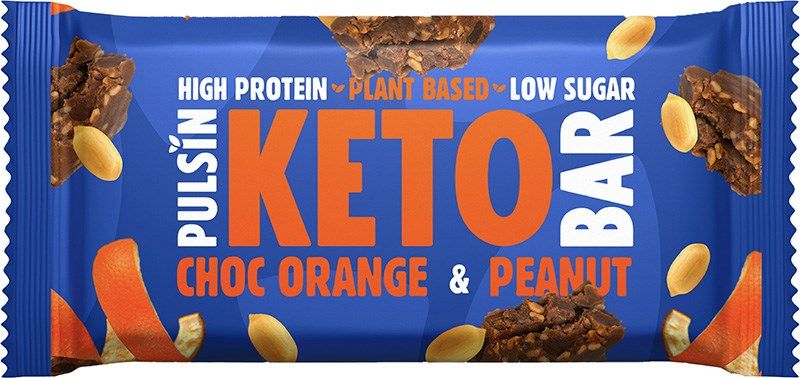 Pulsin KETO Proteiinipatukka Appelsiinisuklaa & Maapähkinä; sininen Pulsin Keto Bar -kääre tekstillä "High Protein", "Plant Based" ja "Low Sugar", maku Choc Orange & Peanut; pakkaus mattapintainen pyöristetyin päin, kuvia suklaapaloista, appelsiinin kuorista ja maapähkinöistä; teksti lihavoitu ja suuraakkosin valkoisena tai tummanruskeana; tuote vaaleaa taustaa vasten, ei ihmisiä tai muita esineitä kuvassa.