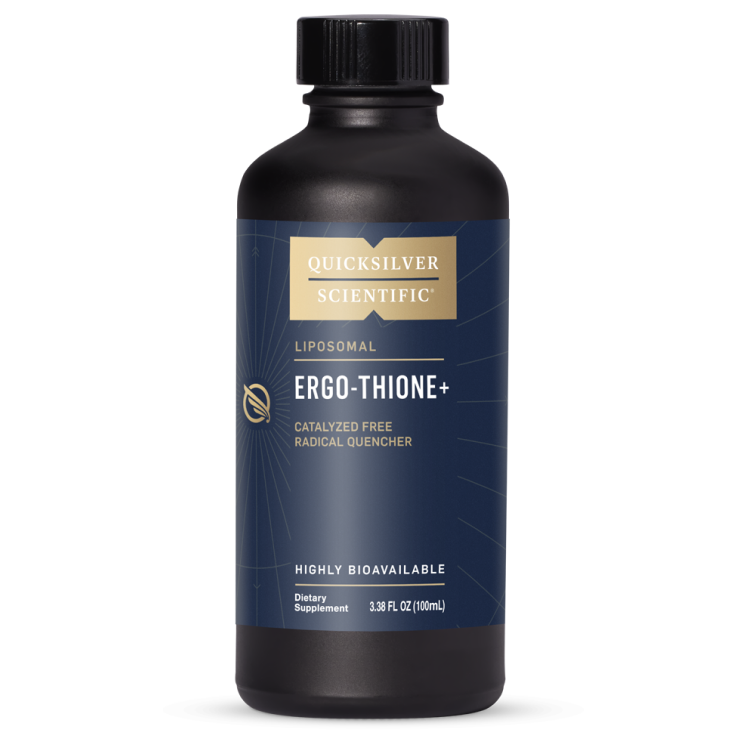 Quicksilver Liposomal Ergo-Thione+; tumma pullo tekstillä Quicksilver Scientific Liposomal Ergo-Thione+, kultainen logo ja sininen etikettisuunnittelu, kuvattu erittäin biosaatavaksi ravintolisäksi, sisältää 3,38 fl oz (100 ml); pullo sylinterin muotoinen mattapinnalla ja mustalla kierrekorkilla, groteskikirjasin etiketissä; kuvattu valkoista taustaa vasten ilman ihmisiä tai esineitä.