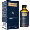 Quicksilver Liposomal Vitamin C; pullo ja pakkaus Quicksilver Scientific Liposomal Vitamin C:tä, 120 ml, sinis-kultainen pakkaus; molemmat esineet pystyssä kiiltäväpinnalla; pullossa kultainen kansi ja kirkas etiketti tuotenimelle valkoisella groteskifontilla; pakkaus vastaavin värein ja brändäyksin; tasainen neutraali tausta, ei ihmisiä tai rekvisiittaa; etiketti korostaa erittäin biosaatavaa C-vitamiinia ravintolisänä.