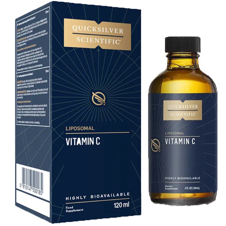 Quicksilver Liposomal Vitamin C; pullo ja pakkaus Quicksilver Scientific Liposomal Vitamin C:tä, 120 ml, sinis-kultainen pakkaus; molemmat esineet pystyssä kiiltäväpinnalla; pullossa kultainen kansi ja kirkas etiketti tuotenimelle valkoisella groteskifontilla; pakkaus vastaavin värein ja brändäyksin; tasainen neutraali tausta, ei ihmisiä tai rekvisiittaa; etiketti korostaa erittäin biosaatavaa C-vitamiinia ravintolisänä.