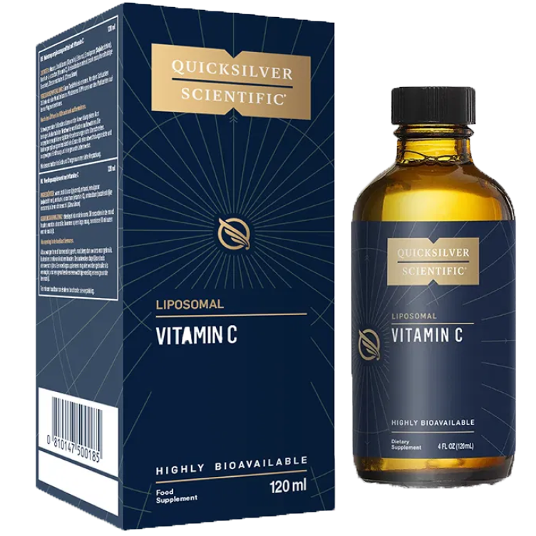 Quicksilver Liposomal Vitamin C; pullo ja pakkaus Quicksilver Scientific Liposomal Vitamin C:tä, 120 ml, sinis-kultainen pakkaus; molemmat esineet pystyssä kiiltäväpinnalla; pullossa kultainen kansi ja kirkas etiketti tuotenimelle valkoisella groteskifontilla; pakkaus vastaavin värein ja brändäyksin; tasainen neutraali tausta, ei ihmisiä tai rekvisiittaa; etiketti korostaa erittäin biosaatavaa C-vitamiinia ravintolisänä.