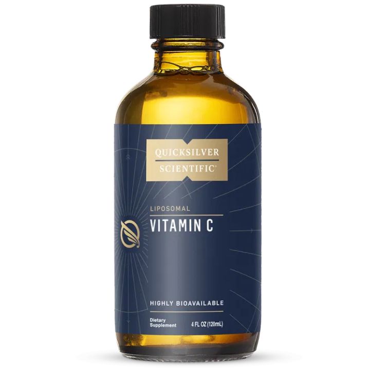 Quicksilver Liposomal Vitamin C; ruskea lasipullo mustalla muovisella kannella, lieriömäinen muoto, kiiltäväpinta; etuetiketti valkoinen musta- ja kultasävyisin groteskikirjaimin, selkeät tuotetiedot: Quicksilver Scientific Liposomal Vitamin C, erittäin biosaatavaa C-vitamiinia, 4 fl oz (120 ml), ravintolisä; vaalea tausta, studiotuotekuva, ei ihmisiä tai käsiä.