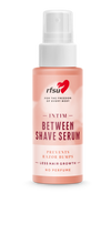 RFSU Intim Between Shave Serum; persikanvärinen mattapintainen muovipullo tekstillä ”RFSU Intim Between Shave Serum”, lisäksi etikettitekstiä ihokarvakyhmyistä ja hidastuneesta karvankasvusta; pullo lieriömäinen valkoisella suihkekorkilla; etiketin typografia yksinkertaista groteskia; ei ihmisiä tai käsiä näkyvissä; tausta yksivärinen ja vaalea; koko tuote pystyssä kuvan keskellä.