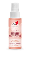 RFSU Intim Between Shave Serum; persikanvärinen mattapintainen muovipullo tekstillä ”RFSU Intim Between Shave Serum”, lisäksi etikettitekstiä ihokarvakyhmyistä ja hidastuneesta karvankasvusta; pullo lieriömäinen valkoisella suihkekorkilla; etiketin typografia yksinkertaista groteskia; ei ihmisiä tai käsiä näkyvissä; tausta yksivärinen ja vaalea; koko tuote pystyssä kuvan keskellä.