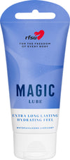 RFSU Magic Lube Liukuvoide: tuubi tekstillä "RFSU Magic Lube" sinisellä designilla, merkitty "Extra Long Lasting Hydrating Feel" ja ainutlaatuinen vesi- ja silikonipohjainen liukuvoidekaava; tuubi seisoo pystyssä puolikiiltävää muovia valkoisella läppäkorkilla; kirjasin on lihavoitua groteskia valkoisella ja sinisellä; ei ihmisiä tai käsiä näkyvissä, tuote keskitetty yksinkertaista taustaa vasten.