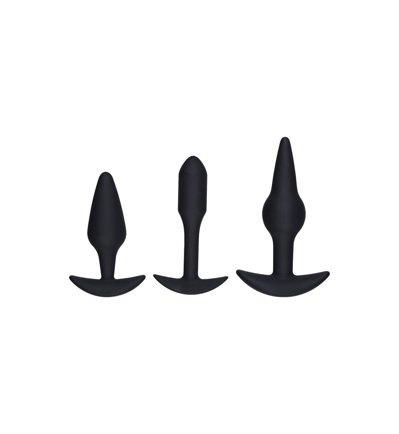 RFSU Pleasure Plugs Anaalitapit; kolme mustaa silikonista anaalitappia eri muodoin ja kokoisin pystyssä valkoista taustaa vasten; pinta mattainen ilman näkyviä saumoja tai tekstiä; jokaisessa levenevä pohja, muoto ja pituus vaihtelevat; ei pakkausta tai muita esineitä; edestä kuvattu studiokuva tasaisessa valaistuksessa, ei ihmisiä tai käsiä.