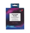 RFSU Pleasure Plugs Anaalitapit; laatikko tekstillä "Pleasure Plugs Butt Plug Training & Pleasure Set", eloisia sinisiä ja violetteja korostuksia sekä RFSU-logo; sisältää kolme erimuotoista ja -kokoista silikonitappia harjoitteluun; laatikko mattapintainen valkoisella groteskitekstillä ja tuotekuvin; suorakulmainen ja terävärajainen; ei ihmisiä tai käsiä, vaalea tausta.