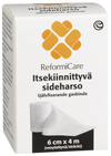 ReformiCare Itsekiinnittyvä Sideharso; valkoinen rasia ReformiCare-itsekiinnittyvää sideharsoa, teksti suomeksi ja ruotsiksi, etiketissä valokuva rullatusta valkoisesta sideharsosta ja oranssi logo; rasia suorakaiteen muotoinen mattapintaisella pakkauksella ja lohkomaisella tikkukirjasimella tuotetiedoille; mitat ”6 cm x 4 m” selkeästi painettuna; ei ihmisiä tai käsiä näkyvissä; kuvattu tasaisella taustalla suorassa tuotekuvassa.