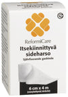 ReformiCare Itsekiinnittyvä Sideharso; valkoinen rasia ReformiCare-itsekiinnittyvää sideharsoa, teksti suomeksi ja ruotsiksi, etiketissä valokuva rullatusta valkoisesta sideharsosta ja oranssi logo; rasia suorakaiteen muotoinen mattapintaisella pakkauksella ja lohkomaisella tikkukirjasimella tuotetiedoille; mitat ”6 cm x 4 m” selkeästi painettuna; ei ihmisiä tai käsiä näkyvissä; kuvattu tasaisella taustalla suorassa tuotekuvassa.