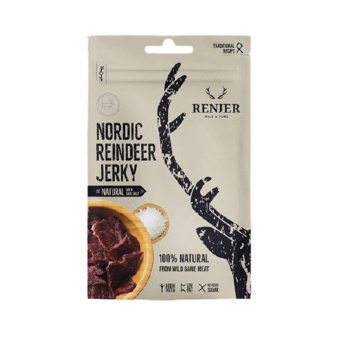 Renjer Nordic kuivattu poronliha; beige pakkaus, jossa musta poronsarvikuvitus; vierellä pyöreä, sileäpintainen puukulho täynnä kuivattuja lihasuikaleita; merkintä "100% natural".