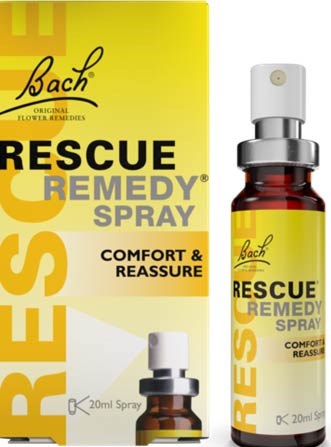 Rescue Remedy Spray; keltainen Bach Rescue Remedy Spray -pullo ja rasia tekstillä Comfort & Reassure kätevällä suihkesuuttimella pakkauksensa vierellä; sileä kiiltopintainen muovipullo valkoisella korkilla ja kiinnitetyllä keltaisella suuttimella; musta groteskiteksti sekä pullossa että rasiassa; tilavuus ”20ml” selkeästi painettuna etikettiin; valkoinen tausta, ei ihmisiä tai käsiä.