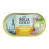 Soikea Riga Gold -tölkki, jossa on savustettua makrillifileetä öljyssä ja metallinen avausrengas. Keltavalkoisessa etiketissä on kiiltävä pinta, ja siinä näkyy kuvia sipulista, kalasta ja kirkontorneista. Tuotenimi on esitetty lihavoiduin isoin kirjaimin. Tölkki on aseteltu neutraalille taustalle, eikä kuvassa näy ihmisiä tai käsiä. Kuva on otettu hieman yläviistosta.