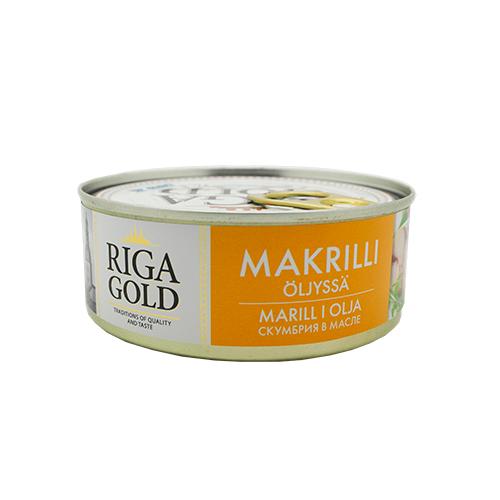 Riga Gold Makrillipala Öljyssä, tölkki öljyyn säilötylle makrillille oranssi-valkoisella etiketillä, monikielinen teksti ja kalakuvia; sylinterimäinen metallitölkki vetorengaskannella, pinta kiiltävä; etiketti lihavoitua groteski- ja antiikvatypografiaa mustana ja kultaisena; ei ihmisiä eikä käsiä näkyvissä; tausta yksinkertainen valkoinen studiokuva keskitettynä.