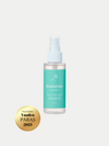 RimitaOats Kasvosuihke; kirkas suihkepullo merkitty RimitaOats Facial Mist turkoosilla etiketillä seisoo pystyssä; etiketissä yksinkertaista valkoista groteskitekstiä ja pienempää lisätekstiä pääasiallisen tuotenimen alla; pullon vieressä pyöreä kultainen mitali merkinnällä "Vuoden PARAS 2023" mustin kirjaimin; molemmat kuvattu valkoisella taustalla.