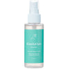 RimitaOats Kasvosuihke; 100 ml:n suihkepullo merkitty RimitaOats Facial Mist turkoosilla etiketillä, tekstissä mainitaan luonnollisuus, vegaaniystävällisyys ja rikastus suomalaisella koivunmahlalla ja ravitsevalla ruusujuuriuutteella; pullo on sylinterinmuotoinen valkoisella muovisuihkuttimella ja korkilla; etikettityypografia on groteskia ja selkeästi painettua; etiketin pinta on mattapintainen; tausta valkoinen; ei ihmisiä tai käsiä näkyvissä; kuva on suoraviivainen tuotekuva suoraan pulloa vasten.