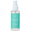 RimitaOats Kasvosuihke; 100 ml:n suihkepullo merkitty RimitaOats Facial Mist turkoosilla etiketillä, tekstissä mainitaan luonnollisuus, vegaaniystävällisyys ja rikastus suomalaisella koivunmahlalla ja ravitsevalla ruusujuuriuutteella; pullo on sylinterinmuotoinen valkoisella muovisuihkuttimella ja korkilla; etikettityypografia on groteskia ja selkeästi painettua; etiketin pinta on mattapintainen; tausta valkoinen; ei ihmisiä tai käsiä näkyvissä; kuva on suoraviivainen tuotekuva suoraan pulloa vasten.