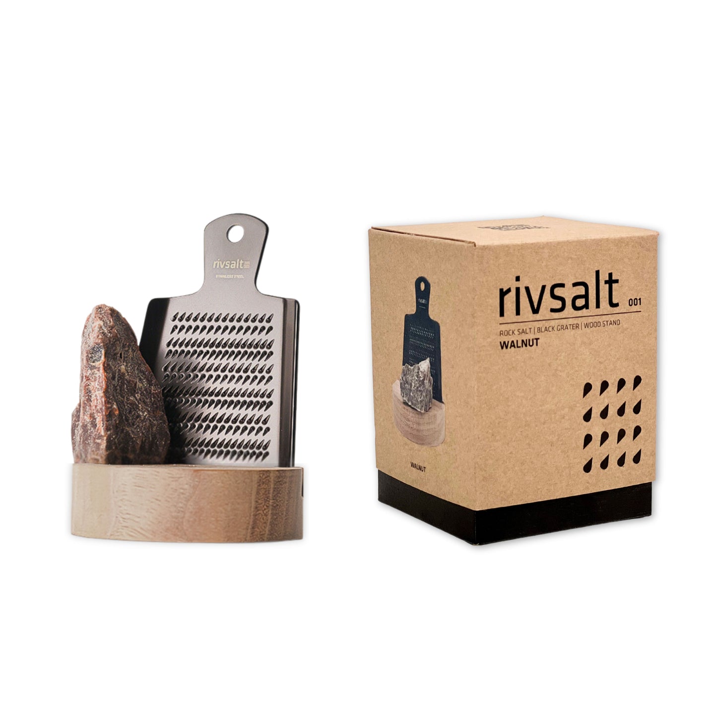 Rivsalt Walnut Suolaraastin; Rivsalt-setti, jossa metallinen raastin ja pala kivisuolaa tyylikkäällä puisella alustalla, ruskea pahvipakkaus vieressä esittäen samat esineet etuosassa; metallinen raastin suorakaiteen muotoinen ja rei'itetty, kiiltävän hopeinen; alusta pyöreä, vaaleaa puuta näkyvin syykuvioin; pakkaus mattaruskeaa pahvia valkoisin groteskitekstein RIVSALT; tausta valkoinen, ei ihmisiä tai käsiä kuvassa.