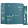 SALTE Elektrolyyttijauhe Omena; laatikko ja pussi SALTE-omenanmakuisia elektrolyyttejä, ravintotiedot nesteytyksestä: natrium 800 mg, kalium 400 mg, magnesium 60 mg; sinivihreä laatikko koristettu aaltokuvioin ja selkeällä tekstillä; sekä laatikko että pussi ovat mattapintaisia suorakulmaisin reunoin; typografia moderni ja groteski, valkoinen sinivihreällä pohjalla; ei ihmisiä tai rekvisiittaa näkyvissä, tausta neutraali; kuva otettu suoraan edestä.