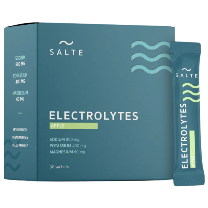 SALTE Elektrolyyttijauhe Omena; laatikko ja pussi SALTE-omenanmakuisia elektrolyyttejä, ravintotiedot nesteytyksestä: natrium 800 mg, kalium 400 mg, magnesium 60 mg; sinivihreä laatikko koristettu aaltokuvioin ja selkeällä tekstillä; sekä laatikko että pussi ovat mattapintaisia suorakulmaisin reunoin; typografia moderni ja groteski, valkoinen sinivihreällä pohjalla; ei ihmisiä tai rekvisiittaa näkyvissä, tausta neutraali; kuva otettu suoraan edestä.