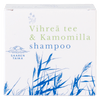 Saaren Taika Palashampoo Vihreä Tee & Kamomilla, valkoinen pakkaus sinisellä ja vihreällä tekstillä "Vihreä tee & Kamomilla"; pakkauksessa sinisiä ruohokuvituksia ja Saaren Taika -logo; pakkaus suorakaiteen muotoinen ja mattapintainen, tuotenimi lihavoidulla monivärisellä groteskifontilla; kuvattu suoraan edestä vaaleaa taustaa vasten, ei ihmisiä eikä käsiä näkyvissä.
