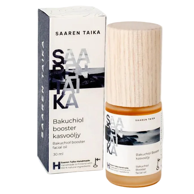 Pieni pullo Saaren Taika Bakuchiol Booster -kasvoöljyä puisella korkilla ja minimalistisella etiketillä, sisältäen bakukiolia, seisoo pystyssä valkoisella taustalla. Pullo on lieriömäinen ja läpinäkyvä, sisällä kirkasta nestettä. Korkki on sileä, vaaleaa puuta. Etiketti on matta, valkoinen, yksinkertaista mustaa pääteviivatonta tekstiä. Ihmisiä tai käsiä ei näy kuvassa. Kuva on valaistu tasaisesti ylhäältä pehmein varjoin.