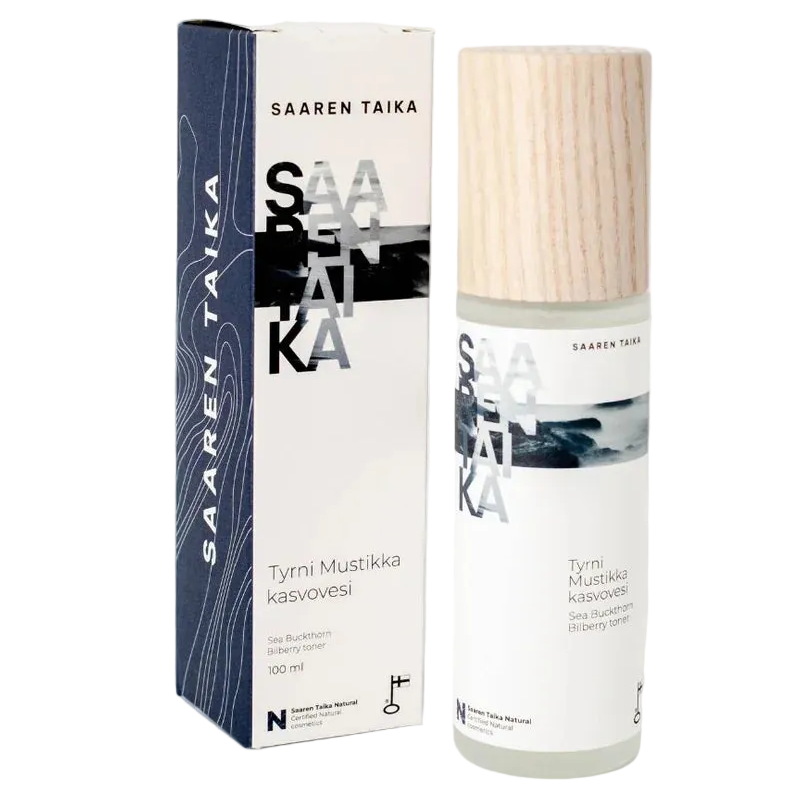 Saaren Taika Tyrni Mustikka Kasvovesi; Saaren Taika Tyrni Mustikka Kasvovesi -pullo ja rasia, 100 ml, minimalistisella ulkoasulla ja puukorkilla; pullo sylinterin muotoinen mattavalkoisella rungolla, luonnollisen puun sävyisellä korkilla ja yksinkertaisella painetulla groteskitekstillä; rasia samaa väripalettia ja ulkoasua, tuotenimi ja tiedot luettavissa; ei ihmisiä tai rekvisiittaa, tasainen tausta, studiotyylinen tuotekuva.