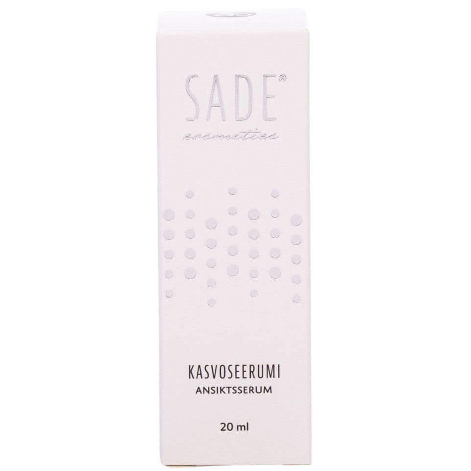 Sade Kasvoseerumi; valkoinen SADE cosmetics -kasvoseerumipakkaus vaaleanharmain pistekuvioin ja monikielisin tekstein; pakkaus suorakaiteen muotoinen mattapinnalla ja mustalla groteskitypografialla; etuosassa tilavuus 20 ml; tausta yhtenäinen valkoinen, ei ihmisiä tai käsiä studiokuvassa.