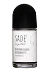 Sade Mineraalisuoladeodorantti Roll-On Hajusteeton; kirkas roll-on-deodoranttipullo tekstillä "SADE crystal MINERAALISUOLA-DEODORANTTI Hajusteeton"; musta pyöristetty korkki ja lieriön muotoinen runko, mattavalkoinen tarraetikentti; etiketissä sans-serif-tekstiä ja yksinkertainen viivakuva henkilöstä; ei ihmisiä tai käsiä; neutraali tausta, tuote keskitettynä kuvassa.