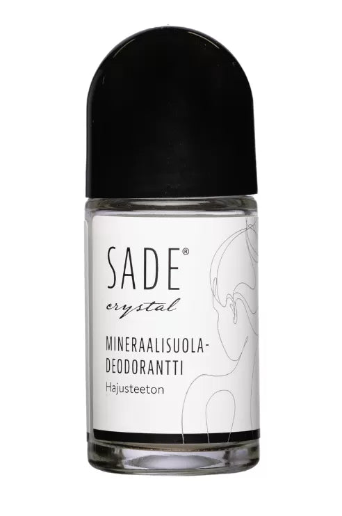 Sade Mineraalisuoladeodorantti Roll-On Hajusteeton; kirkas roll-on-deodoranttipullo tekstillä "SADE crystal MINERAALISUOLA-DEODORANTTI Hajusteeton"; musta pyöristetty korkki ja lieriön muotoinen runko, mattavalkoinen tarraetikentti; etiketissä sans-serif-tekstiä ja yksinkertainen viivakuva henkilöstä; ei ihmisiä tai käsiä; neutraali tausta, tuote keskitettynä kuvassa.