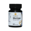 Saharogya Moringa 750 mg; musta pullo, sisältää 60 tablettia; muovipullo on sylinterinmuotoinen mustalla yhteensopivalla kierrekorkilla ja sileällä, hieman kiiltävällä pinnalla; etiketissä lihavoitua mustaa tekstiä, kultainen tunnusmerkki ja koristeellisia sinisiä kuvioita valkoisella pohjalla, selkeästi luettavissa; tasaisesti valaistu studiotausta, ei ihmisiä tai käsiä näkyvissä.