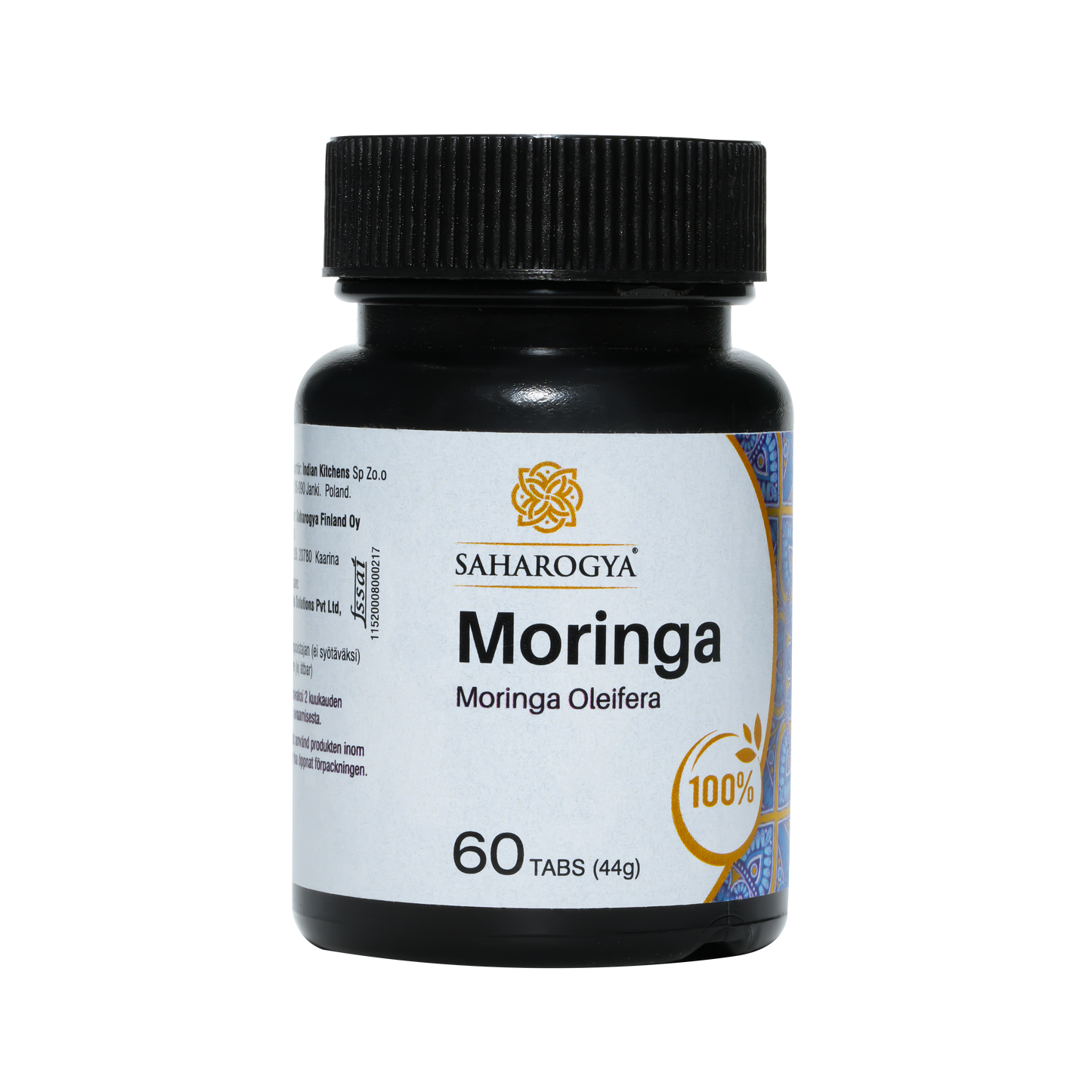 Saharogya Moringa 750 mg; musta pullo, sisältää 60 tablettia; muovipullo on sylinterinmuotoinen mustalla yhteensopivalla kierrekorkilla ja sileällä, hieman kiiltävällä pinnalla; etiketissä lihavoitua mustaa tekstiä, kultainen tunnusmerkki ja koristeellisia sinisiä kuvioita valkoisella pohjalla, selkeästi luettavissa; tasaisesti valaistu studiotausta, ei ihmisiä tai käsiä näkyvissä.