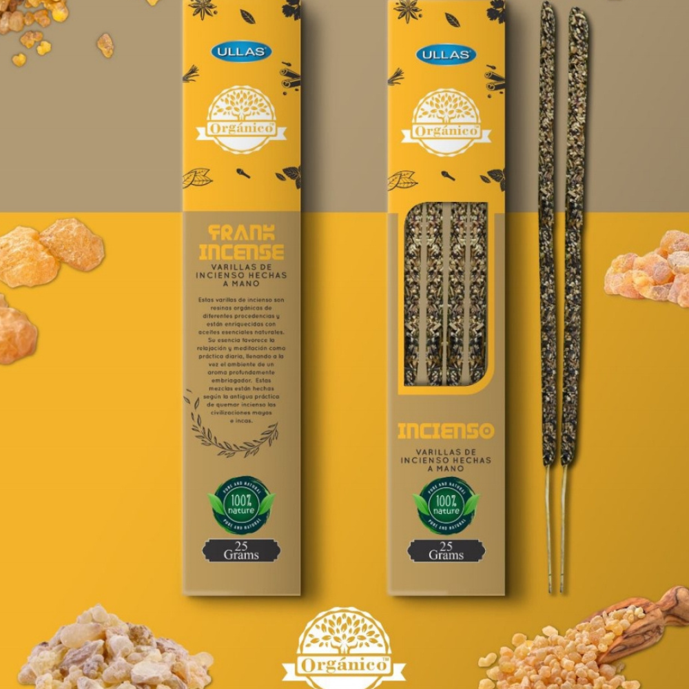 Ullas Suitsuketikku Frankincence; kaksi Orgánico Frank Incense -suitsuketikkurasiaa, toinen avattuna paljastaen tuoksuvat tikut; vaaleanruskeat ja vihreät suorakulmaiset rasiat mattapinnalla, tuotenimi lihavoidulla groteskikirjasimella; koristeena suitsukepihkan paloja ja pyöreitä sertifiointimerkkejä sekä rasioissa että kuvassa; yksivärinen tausta, ei ihmisiä.