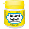 Säilöntätabletti; keltainen ja valkoinen lieriömäinen muovipurkki mattapinnalla, teksti Säilöntä tabletti ja Vitabalans Oy, sisältää 20 säilöntätablettia; suomenkielinen teksti ja sana Vitabalans painettu valkoiselle etiketille lihavoidulla groteskifontilla; purkki pystyssä neutraalilla taustalla, ei ihmisiä tai muita esineitä kuvassa.