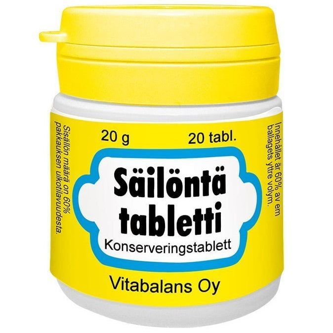 Säilöntätabletti; keltainen ja valkoinen lieriömäinen muovipurkki mattapinnalla, teksti Säilöntä tabletti ja Vitabalans Oy, sisältää 20 säilöntätablettia; suomenkielinen teksti ja sana Vitabalans painettu valkoiselle etiketille lihavoidulla groteskifontilla; purkki pystyssä neutraalilla taustalla, ei ihmisiä tai muita esineitä kuvassa.