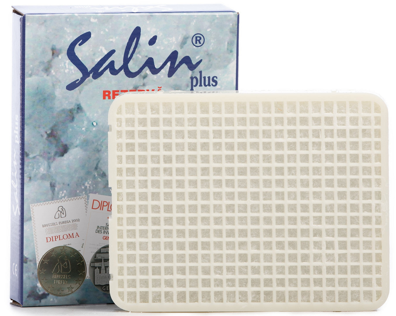 Salin Plus Suolaterapialaitteen Vaihtosuodatin; suorakulmainen valkoinen suodatin ruudukkokuvioinnilla Salin Plus -tuotelaatikon edessä, jossa sini-valkoinen suunnittelu ja korostetut mitalit ja palkinnot laadusta; laatikossa lihavoitua sans-serif-tekstiä sinisenä "Salin Plus", painetut etiketit, mattapintainen pakkaus, kultaisia mitalikuvia; lähikuva valkoista taustaa vasten, ei ihmisiä.