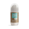 Salt of the Earth Roll-On Deodorantti Inkivääri & Jasmiini: beige-valkoinen sylinterimäinen muovipullo mattapinnalla, roll-on-tyyppinen; etiketissä lihavoitua groteskitekstiä tuoksusta "100% Natural Origin" ja tuotetiedoista; tuote seisoo pystyssä keskitettynä valkoista taustaa vasten studiokuvassa, ei ihmisiä tai käsiä näkyvissä.