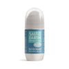 Salt of the Earth Roll-On Deodorantti Meri & Kookos: sylinterimäinen muovipullo pyöristetyllä olkaosalla ja kiiltävällä pinnalla, valkoinen sileä korkki; sininen etiketti valkoisella groteskitekstillä "Ocean & Coconut, Refillable Deodorant, Roll-On"; tuote kuvattu yksiväristä taustaa vasten studiotyylisesti, ei ihmisiä tai käsiä näkyvissä.