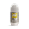 Salt of the Earth Roll-On Deodorantti Meripihka & Santelipuu: beige-valkoinen pakkaus läpinäkyvällä muovikorkilla, sylinterimäinen muoto ja sileä pinta; etiketissä lihavoitua groteskitekstiä tuoksulle "amber and sandalwood" ja maininta "100% Natural Origin"; tuote kuvattu yksiväristä taustaa vasten, ei ihmisiä tai käsiä näkyvissä.