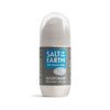 Salt of the Earth Roll-On Deodorantti Vetiver & Sitrus: sylinterimäinen muovipullo harmaa-sinisellä etiketillä ja pyöristetyllä valkoisella korkilla, mattapinta; etiketissä valkoinen ja sininen groteskiteksti "100% Natural Origin, Vetiver & Citrus, Refillable, Roll-On"; tuote on kuvattu neutraalissa valaistuksessa yksiväristä taustaa vasten, ei ihmisiä tai käsiä näkyvissä.