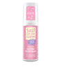 Salt of the Earth Spray Deodorantti Laventeli & Vanilja: pinkki-valkoinen sylinterimäinen suihkepullo mattapinnalla, lihavoitu violetti-keltainen groteskiteksti "Lavender + Vanilla Effective Natural Deodorant"; etiketissä vegaani- ja luonnollisuusikoneita lähellä pullon alaosaa, mainiten eläinkokeettomuuden ja kasviperäiset raaka-aineet; tausta on valkoinen, ei ihmisiä tai muita esineitä näkyvissä.