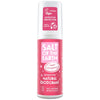 Salt of the Earth Spray Deodorantti Mansikka: pinkki muovipullo mattapinnalla, sylinterimäinen muoto ja pyöristetty yläosa; etiketissä lihavoitu groteskiteksti "Sweet Strawberry Natural Deodorant" sekä maininnat "vegan", "effective protection" ja "100% natural ingredients"; tuotekuva on yksinkertainen ja valkoista taustaa vasten, ei ihmisiä tai käsiä näkyvissä.