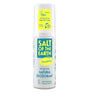 Salt of the Earth Spray Deodorantti Tuoksuton: valkoinen muovipullo keltais-sinisellä etiketillä, mattapinta, sylinterimäinen muoto ja tavallinen pumppuyläosa; etiketissä selkeät vegaani- ja täytettävyysikonit, lihavoitu groteskiteksti ja maininta 100 % luonnollisista ainesosista; tausta on valkoinen, ei toimintaa tai ihmisiä kuvassa.