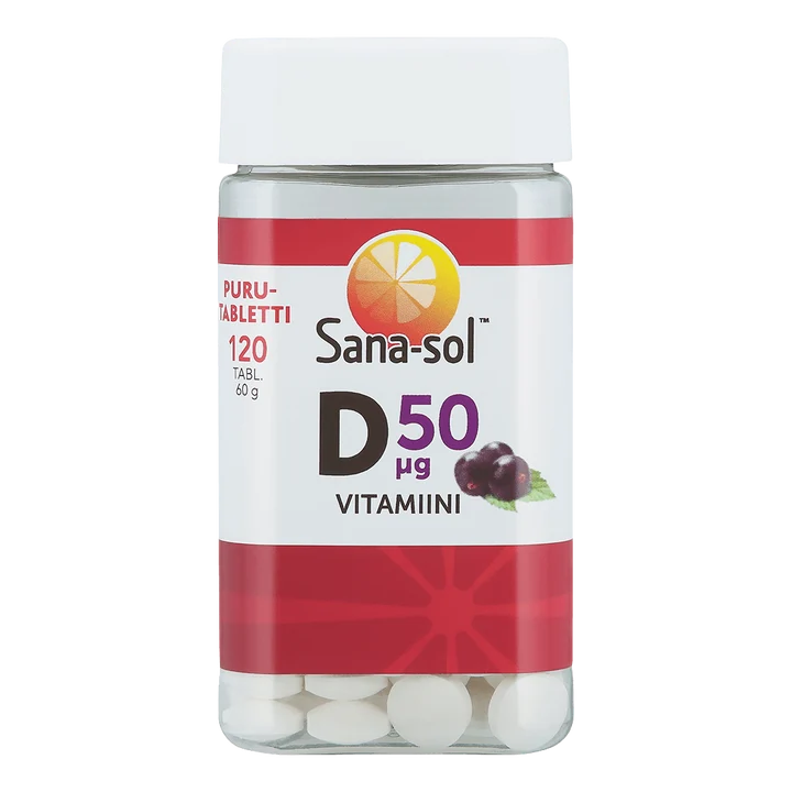 Sana-sol D-vitamiini Purutabletti 50 mikrog -pullo, 120 purutablettia; sylinterimäinen, kiiltäväpintainen muovipullo oranssilla korkilla; punaisessa ja valkoisessa etiketissä kuva viipaloidusta appelsiinista ja mustaherukoista makuaineina, sekä selkeää tekstausvapaata tekstiä tuotenimestä, annostuksesta ja tablettimäärästä; kuvattu valkoista taustaa vasten, ei ihmisiä tai käsiä näkyvissä.