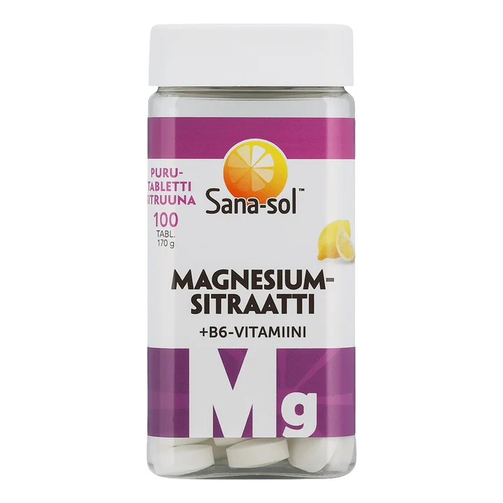 Sana-sol Magnesiumsitraatti + B6-vitamiini -purutabletit; violetti-valkoinen, kiiltäväpintainen etiketti, jossa kuva sitruunaviipaleesta; etiketissä brändi ja tuotetyyppi; lieriömäinen pullo, valkoinen korkki; tuote kuvattu vaalealla taustalla.