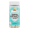 Sana-sol Sinkkiasetaatti + C- & D-vitamiini; pullo sinkkiasetaattitableteille C- ja D-vitamiinilla sekä mentolin maulla, suomenkielinen etiketti; kirkas muovipullo lieriön muotoisena kierrekorkilla, sisällä tasakokoisia valkoisia tabletteja; vaaleansininen-valkoinen etiketti groteskitekstillä; kuva vain tuotteesta tasaisessa valaistuksessa neutraalilla taustalla.
