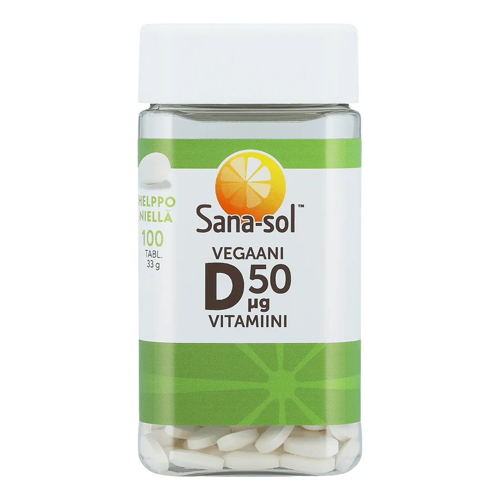 Sana-sol Vegaani D-vitamiini 50 mikrog; pullo Sana-sol Vegaani D50 µg Vitamiini -tableteille valkoisella korkilla, vihreällä etiketillä ja oranssi-sitruunalogolla; muovinen lieriön muotoinen astia mattapinnalla; etiketissä modernia sans-serif-tyyppiä mustavalkoisena, näkyvissä "100 tbl"; ei ihmisiä tai toimintaa, tausta valkoinen; pullo sisältää 100 vegaanista valkoista tablettia.