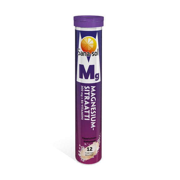 Sana-sol Magnesiumsitraatti + B6 Pore; violetti muoviputkilo tekstillä "Sana-sol Mg Magnesiumsitraatti", sisältää 12 poretablettia; pakkaus sylinterinmuotoinen mattapintaisena, kuvituksena appelsiiniviipale, lihavoitu valkoinen groteskiteksti ja suomenkielisiä sanoja; teksti korostaa "300 mg magnesiumsitraattia tablettia kohden"; tuote yksin valkoisella taustalla suoraan edestä kuvattuna.