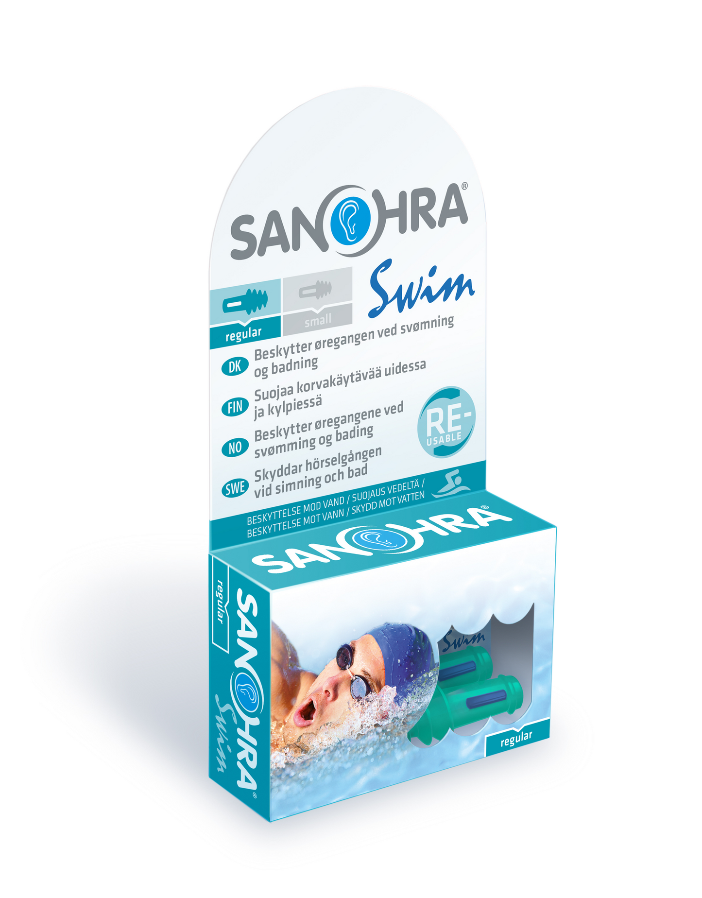 Sanohra Swim Korvatulpat; SANOHRA Swim -korvatulppien pakkauksessa uimari vedenalaisena, näkyvissä vihreät korvatulpat; suorakaiteen muotoinen läpinäkyvä blisteripakkaus sisältää kaksi vihreää silikonista korvatulppaa; pahvinen tausta puolikiiltävällä pinnalla, sininen ja valkoinen värimaailma, tikkukirjasinta ja pyöristettyjä kuvakkeita; monikielinen teksti kertoo vesisuojauksesta; ”Regular size” merkitty etusivun yläosaan; ei käsiä tai ihmisiä tuotekuvan ulkopuolella.