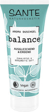 Sante Balance Suihkugeeli; tuubi Sante Naturkosmetik Balance Aroma Duschgel -suihkugeeliä eukalyptus- ja bergamottituoksulla; astia pystyssä sylinterin muotoinen muovia mattapinnalla, yläosa turkoosi ja alaosa valkoinen; etupuolella kasvikuvituksia; vegaani-, luomu- ja luonnonkosmetiikkasertifiointisymbolit näkyvissä; groteskiteksti mustana ja turkoosina; valkoinen tausta, ei ihmisiä tai käsiä.